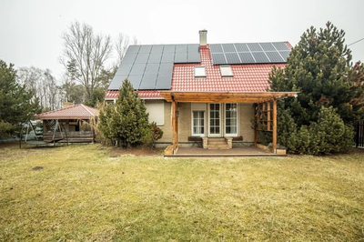 Dom wśród zieleni z prywatnym lasem