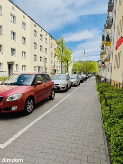 3 pokoje, cegła, spokojna ulica.