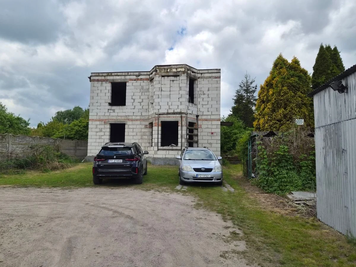 Na sprzedaż unikalna działka gruntu z rozpoczętą budową domu  jednorodzinnego w zabudowie wolnostojącej  o powierzchni około 180m2, usytuowana przy ul. Podgórnej w Luboniu. Nieruchomość o powierzchni…