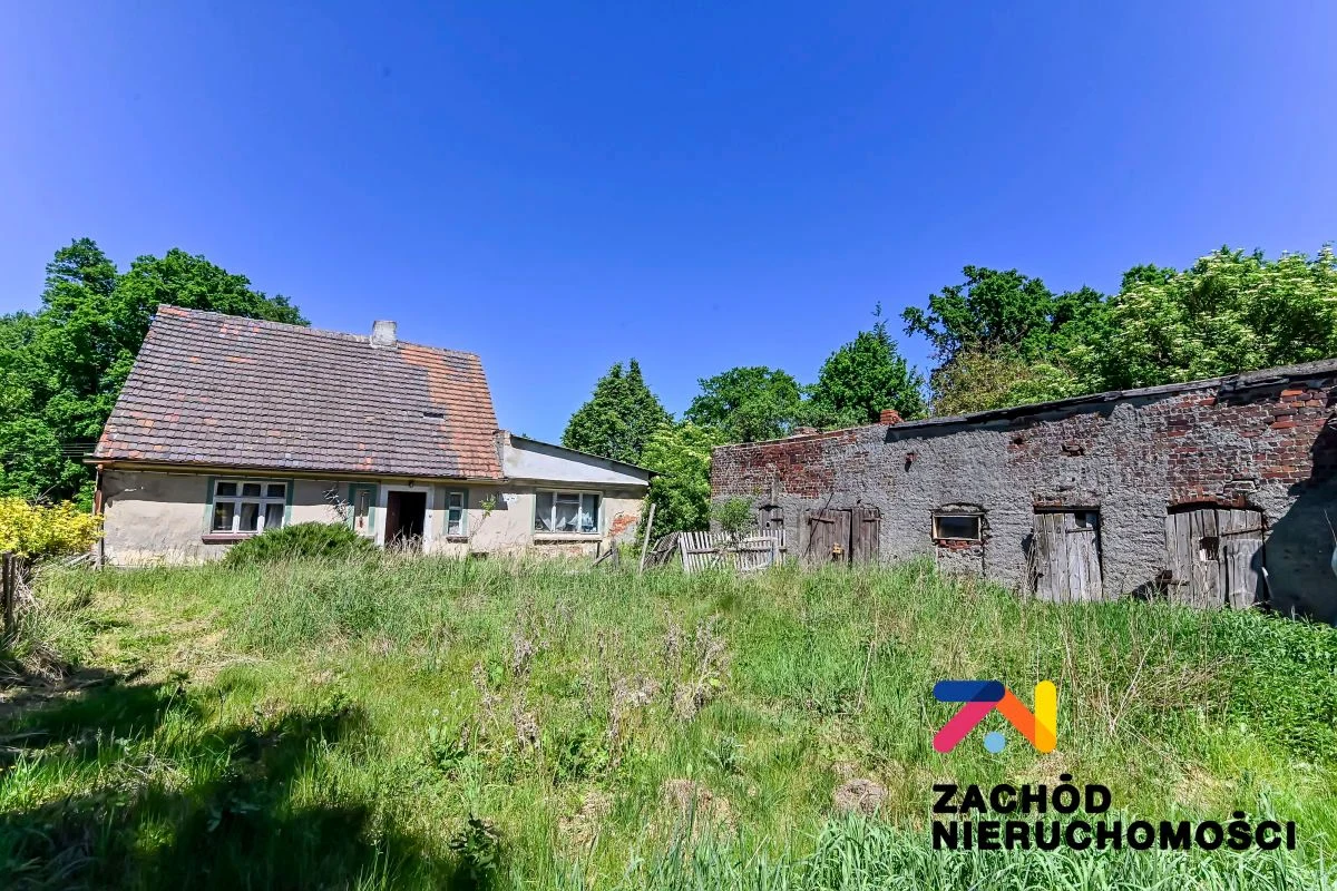 Oferujemy Państwu do sprzedaży dom wolnostojący o pow. 117m2 wraz z budynkami gospodarczymi , który usytuowany jest na działce o pow. 4493m2 w miejscowości Stawniki w gm. Żary - 3