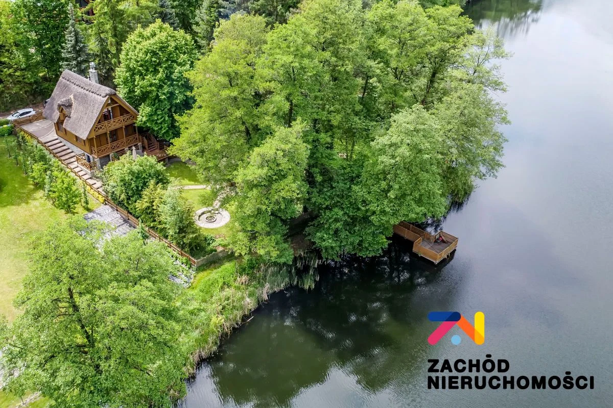 Na sprzedaż wyjątkowa nieruchomość letniskowa o powierzchni 84m2  położona bezpośrednio nad jeziorem, na starannie zagospodarowanej działce o powierzchni 0,0477 ha .
