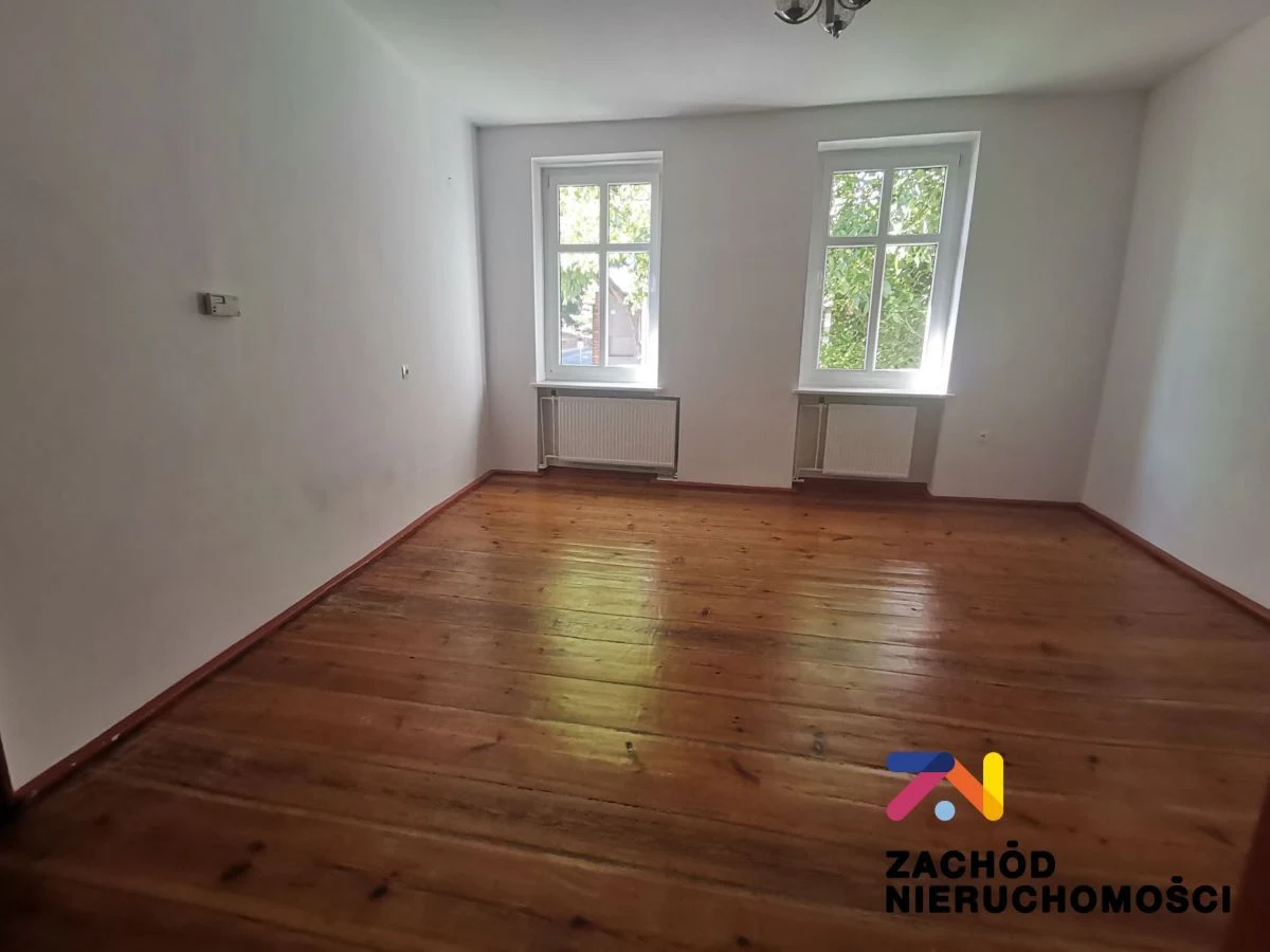 Przedstawiamy Państwu atrakcyjną ofertę sprzedaży bezczynszowego lokalu mieszkalnego usytuowanego w samym centrum miasta, w pobliżu sądu, na I piętrze urokliwej kamienicy o powierzchni około 98,60 m.… - 3