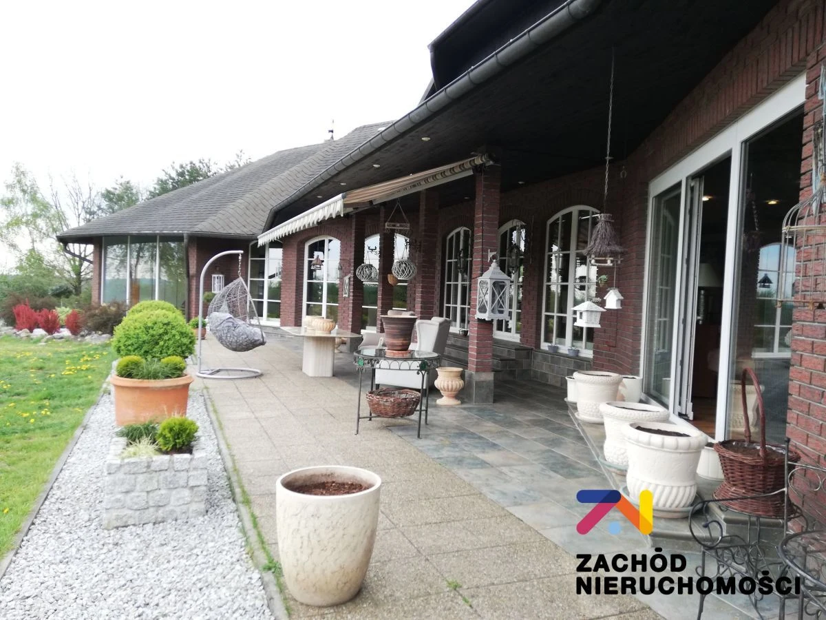 Oferujemy Państwu na sprzedaż niezwykłą nieruchomość usytuowaną na obrzeżach Zielonej Góry, wybudowaną w 2000 roku o powierzchni użytkowej 750 m2 z zewnętrznym basenem na działce o powierzchni ok. 3,…