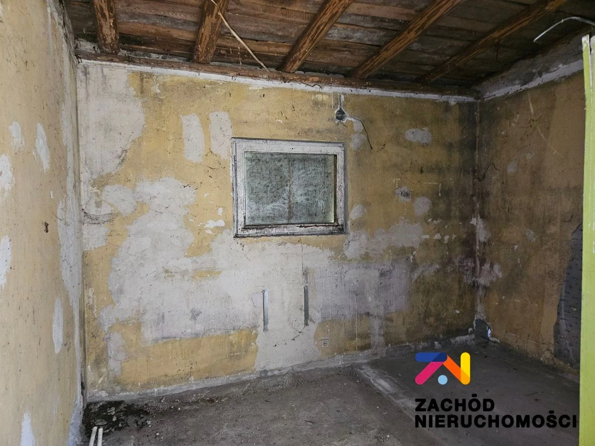 Przedstawiamy Państwu ofertę sprzedaży nieruchomości składającej się z domu jednorodzinnego oraz zabudowań gospodarczych typu garaż i warsztat. Wszystkie budynki wymagają remontu kapitalnego bądź wyb… - 4