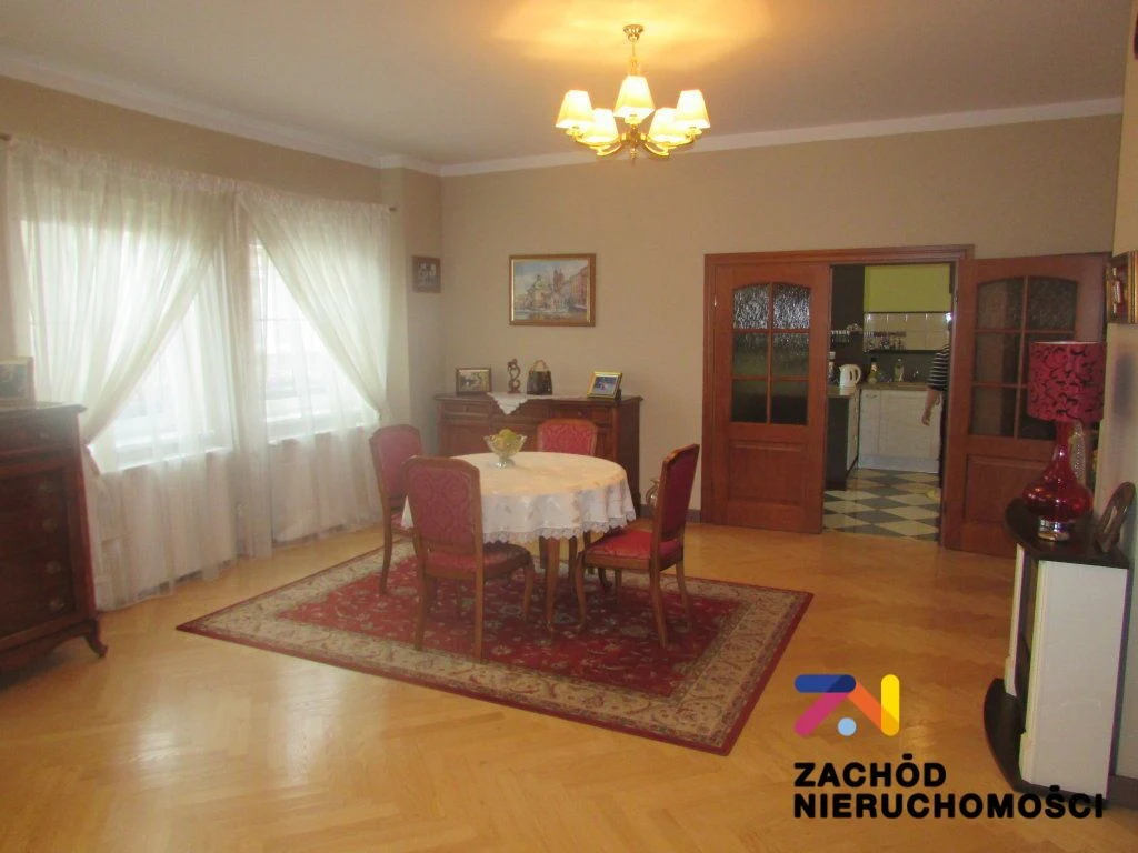 Na sprzedaż bardzo atrakcyjny budynek mieszkalno- usługowy wybudowany w 2006 roku w centrum Zielonej Góry. Budynek o powierzchni 350 m2, z działką o powierzchni 203 m2. Budynek 2 piętrowy- każda kond… - 82010227-1l.jpg
