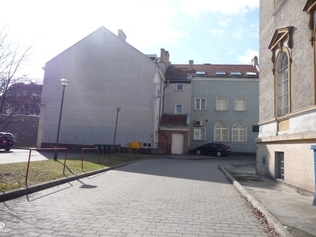 Przedmiotem sprzedaży jest prawo użytkowania wieczystego działki o powierzchni 1086 m.kw. oraz prawo własności budynku biurowo-technicznego o powierzchni użytkowej 1053,92 m.kw. - 2