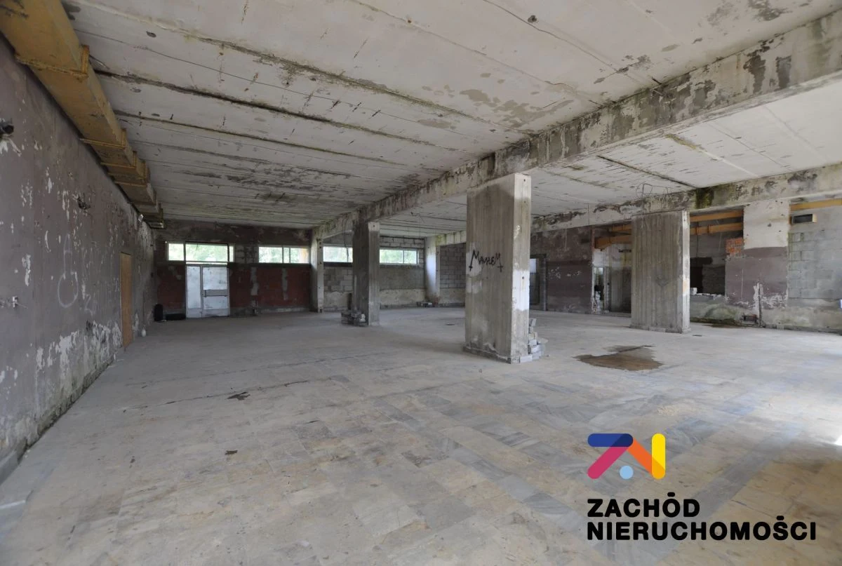 Oferujemy na sprzedaż halę magazynowa o powierzchni ok. 600m2 położona w Gminie Nowogród Bobrzański. Hala posiada rampę oraz 2 wejścia przez bramę 2,70m szerokość x 2,60m wysokość. oraz 1,4m szerokoś… - 151000227-1l.jpg
