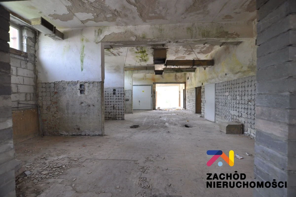 Oferujemy na sprzedaż halę magazynowa o powierzchni ok. 600m2 położona w Gminie Nowogród Bobrzański. Hala posiada rampę oraz 2 wejścia przez bramę 2,70m szerokość x 2,60m wysokość. oraz 1,4m szerokoś… - 3