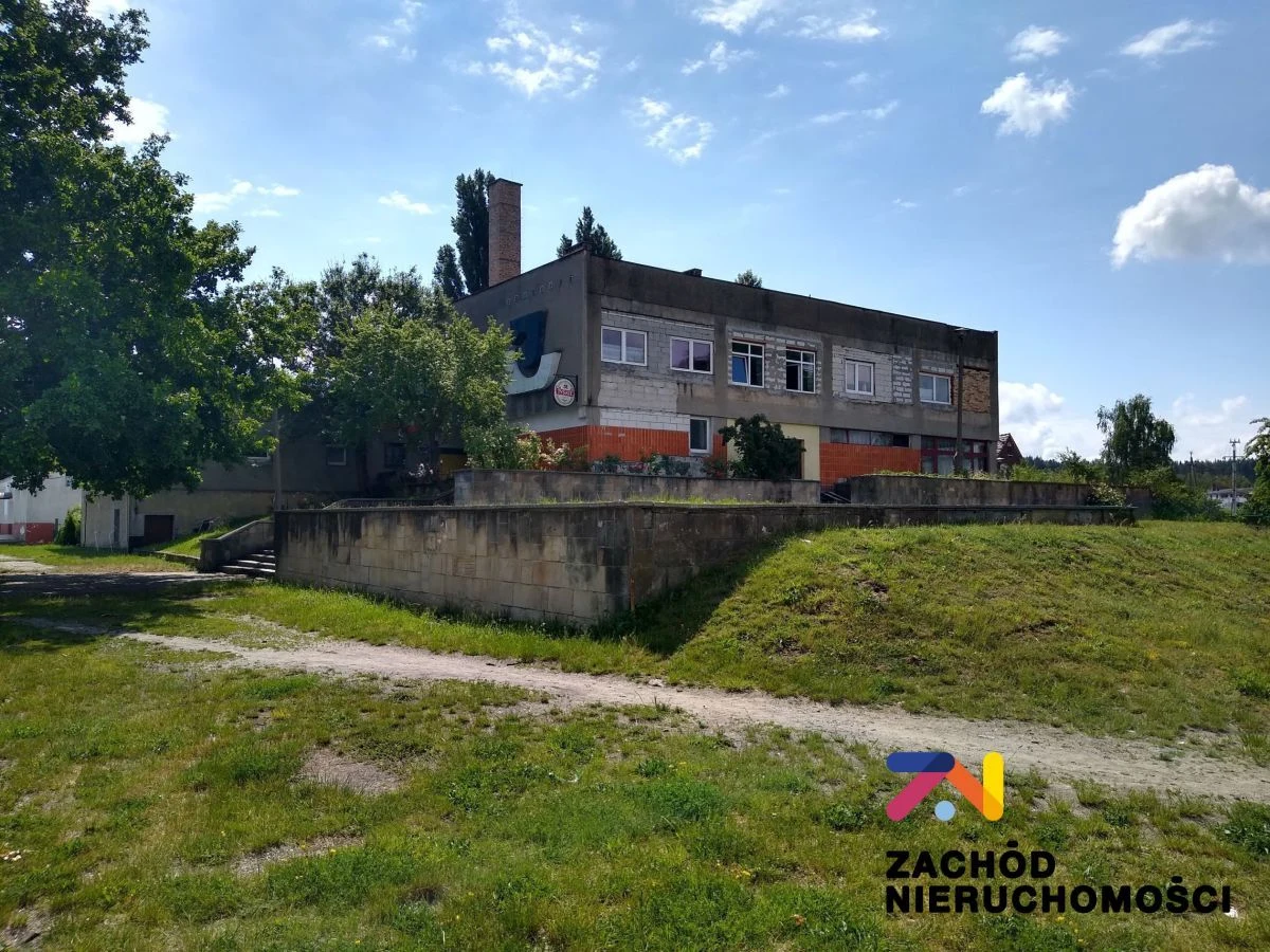 Oferujemy Państwu na sprzedaż połowę udziału wynoszący 2766m3 usytuowany na działce o pow. 3139m2 w budynku inwestycyjnym w Łęknicy, w który przed kliku laty funkcjonował jako restauracja z dużą salą…
