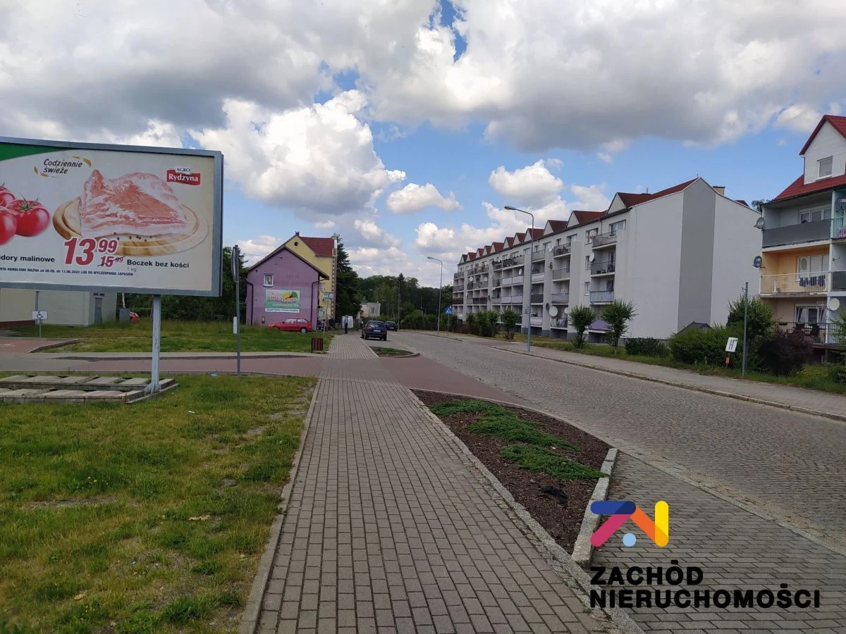 Oferujemy Państwu na sprzedaż połowę udziału wynoszący 2766m3 usytuowany na działce o pow. 3139m2 w budynku inwestycyjnym w Łęknicy, w który przed kliku laty funkcjonował jako restauracja z dużą salą… - 4