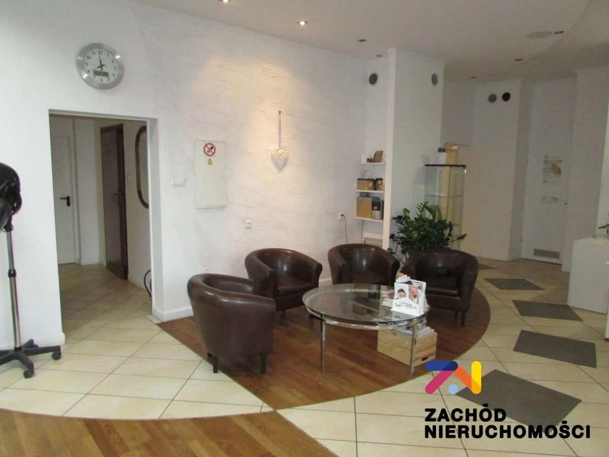 Do wynajęcia lokal usługowy o powierzchni 110 m2 usytuowany na parterze niskiego budynku w pobliżu centrum. Lokal obecnie zaadaptowany jest na salon fryzjerski aczkolwiek nadaje się do prowadzenia in… - 147860227-1l.jpg