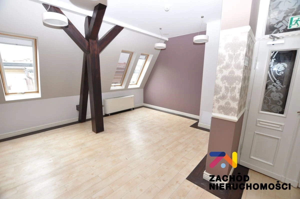 Do wynajęcia lokal użytkowy o powierzchni ok. 86 m2 usytuowany w ścisłym centrum miasta, na starówce. Lokal znajduje się na 3 piętrze prestiżowej kamienicy. - 161270227-1l.jpg