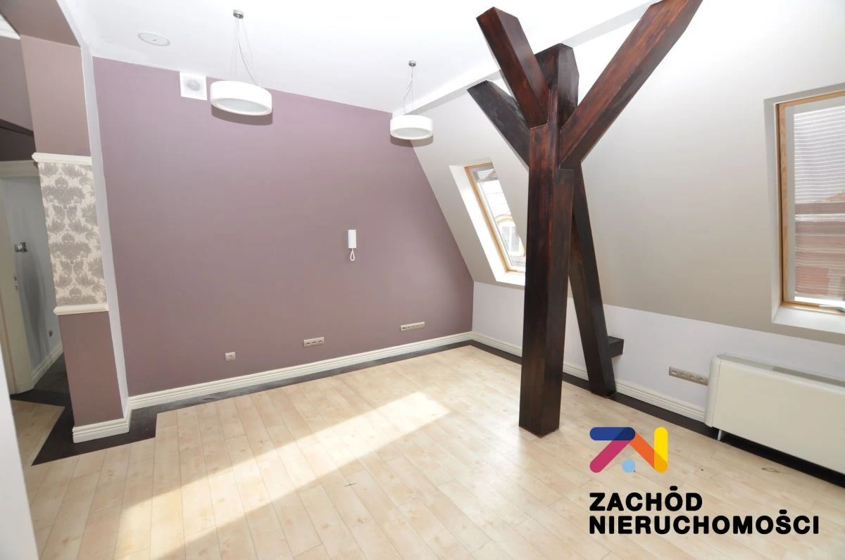 Do wynajęcia lokal użytkowy o powierzchni ok. 86 m2 usytuowany w ścisłym centrum miasta, na starówce. Lokal znajduje się na 3 piętrze prestiżowej kamienicy. - 3