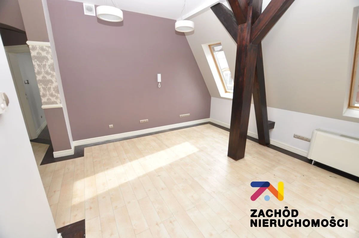 Do wynajęcia lokal użytkowy o powierzchni ok. 86 m2 usytuowany w ścisłym centrum miasta, na starówce. Lokal znajduje się na 3 piętrze prestiżowej kamienicy. - 5