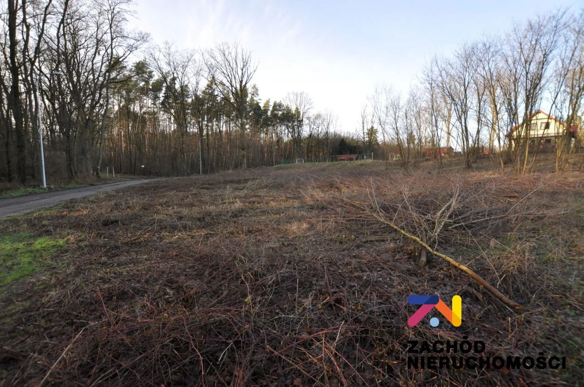 Na sprzedaż działka o powierzchni 1623 m2 usytuowana w bardzo bliskiej odległości od lasu. Urokliwe miejsce, w pobliżu domki jednorodzinne. Działka częściowo ogrodzona. - 159960227-1l.jpg