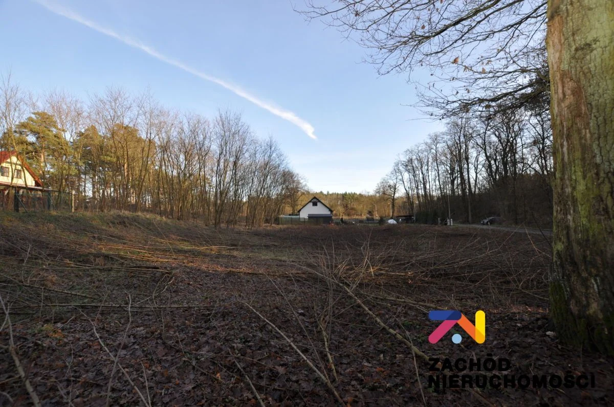 Na sprzedaż działka o powierzchni 1623 m2 usytuowana w bardzo bliskiej odległości od lasu. Urokliwe miejsce, w pobliżu domki jednorodzinne. Działka częściowo ogrodzona. - 3