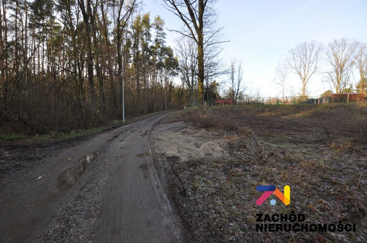 Na sprzedaż działka o powierzchni 1623 m2 usytuowana w bardzo bliskiej odległości od lasu. Urokliwe miejsce, w pobliżu domki jednorodzinne. Działka częściowo ogrodzona. - 2