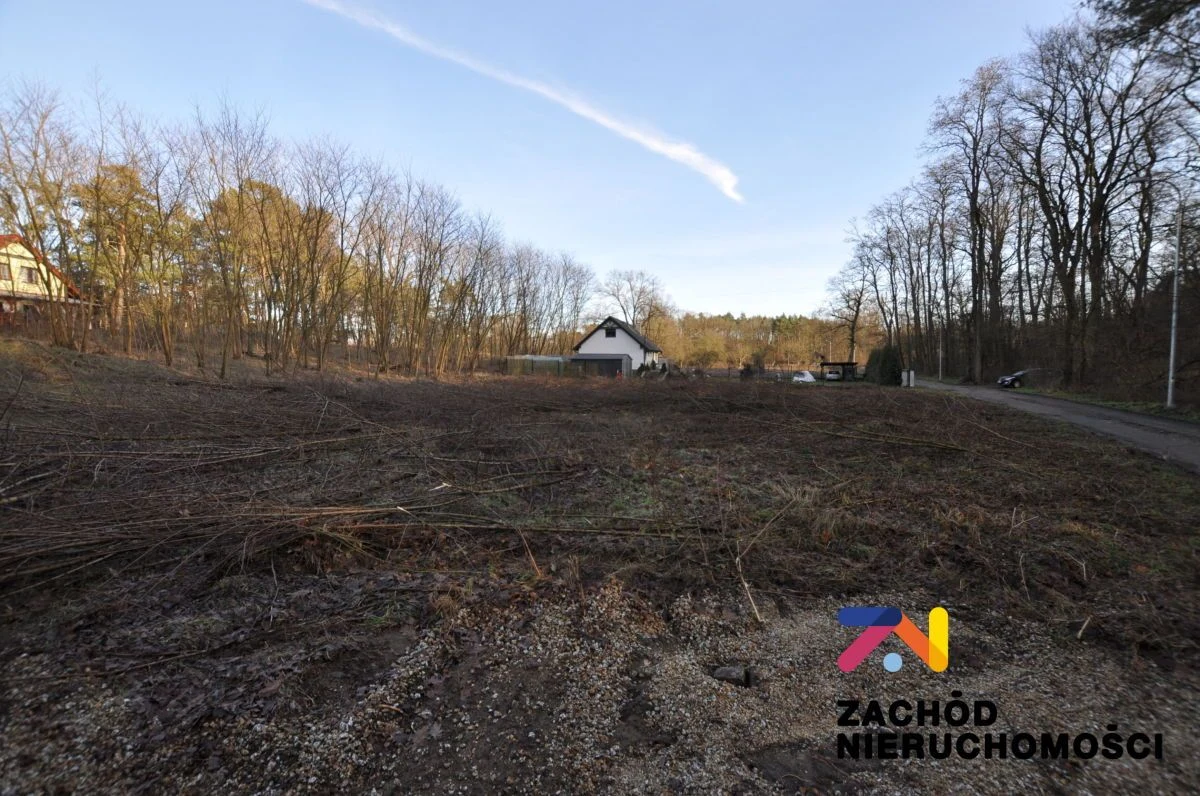Na sprzedaż działka o powierzchni 1623 m2 usytuowana w bardzo bliskiej odległości od lasu. Urokliwe miejsce, w pobliżu domki jednorodzinne. Działka częściowo ogrodzona. - 5