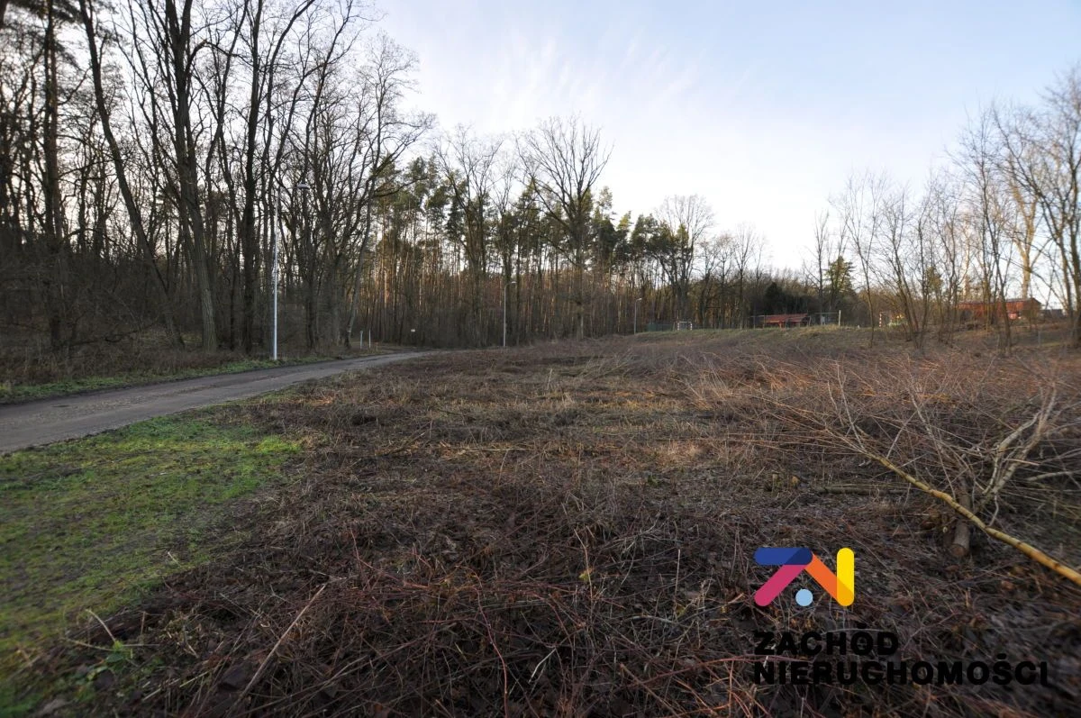Na sprzedaż działka o powierzchni 1623 m2 usytuowana w bardzo bliskiej odległości od lasu. Urokliwe miejsce, w pobliżu domki jednorodzinne. Działka częściowo ogrodzona. - 4