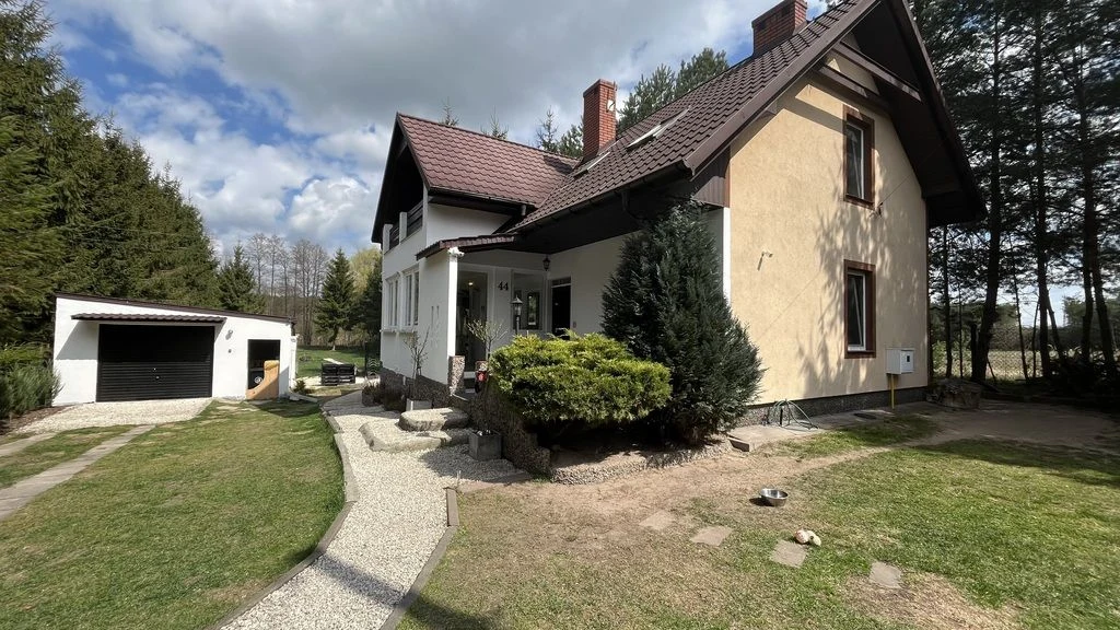 Dom, staw na działce dostęp do rzeki Barycz Stara.