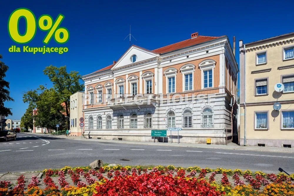 Zabytkowy budynek z dziedzińcem i parkingiem
