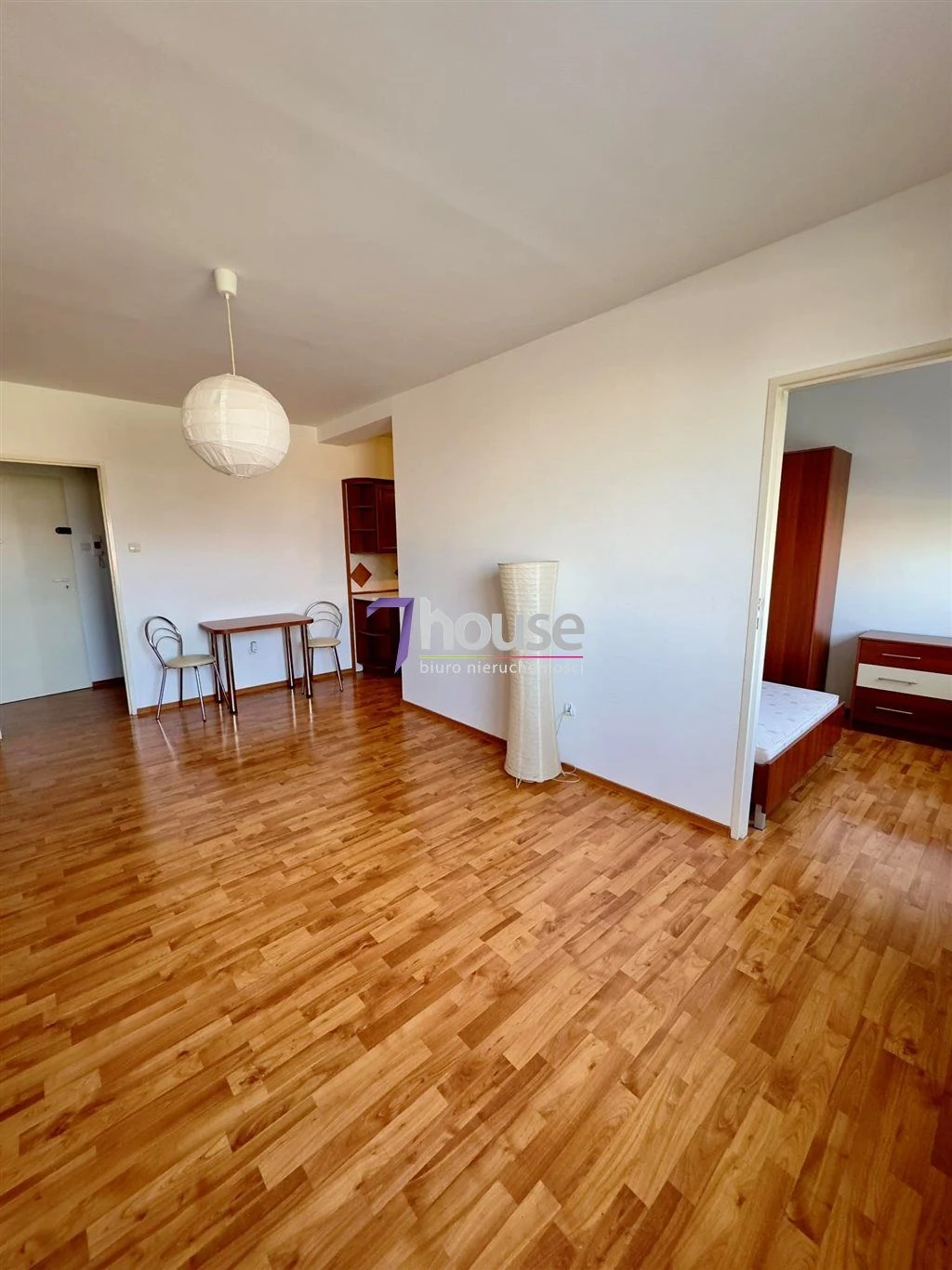 Na sprzedaż bardzo słoneczne i przestronne mieszkanie o powierzchni 36 m2 w Radzionkowie przy ul. Knosały. Lokal usytuowany na 2 piętrze, 4 piętrowego bloku po termomodernizacji. Nieruchomość składa… - dd_9cd9742a_ms_7HO-MS-25827_1.jpg