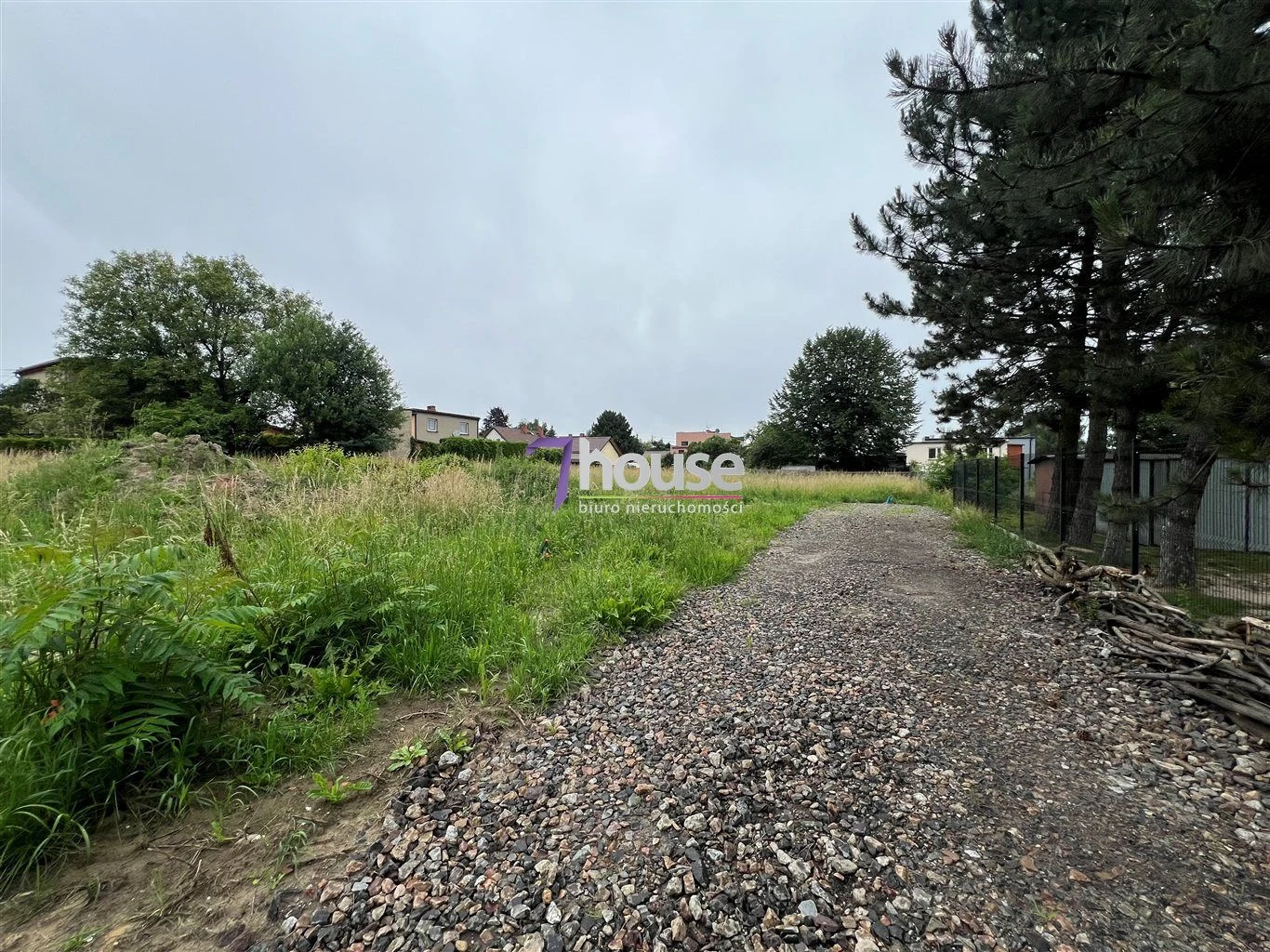 Do sprzedania działka budowlana o powierzchni 891 m2 w Zbrosławicach, o wymiarach 32 m x 28 m