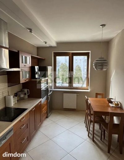 Luksusowy apartament 79.3 m , znajduje się na 1 piętrze w 6 piętrowym bloku z 2007 roku .