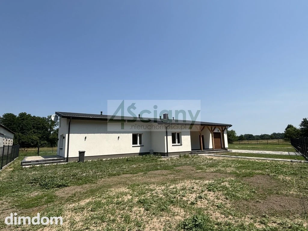 Nowoczesny dom w stanie deweloperskim pod lasem