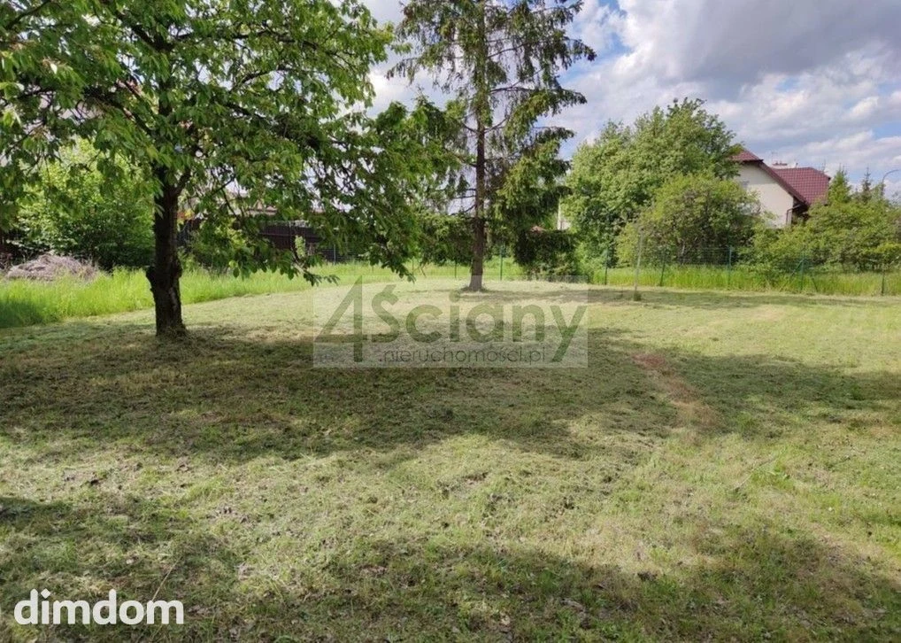 Działka budowlana o powierzchni 866 m² przy gminnej drodze asfaltowej.