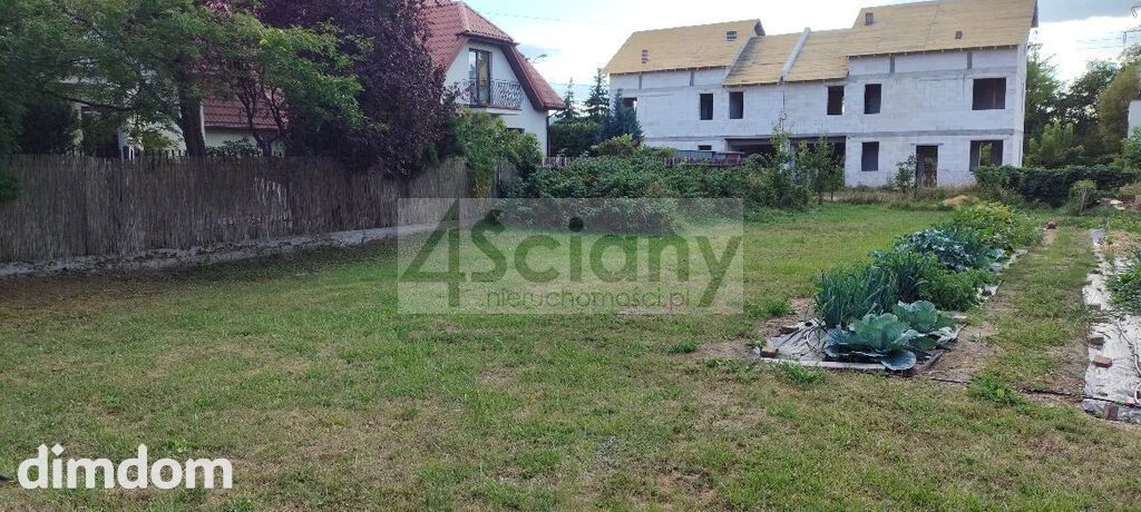 Do sprzedania działka o powierzchni 650 m2 w Ursusie Czechowice. Działka w kształcie prostokąta o wymiarach 18,5 m (od drogi) na 35 metrów. Dojazd do działki drogą wyłożoną kostką. W drodze przy dzia…