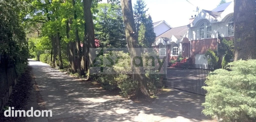 Cicha, zlokalizowana wśród zieleni działka w Wawrze , niedaleko stacji kolejowej "Falenica".…