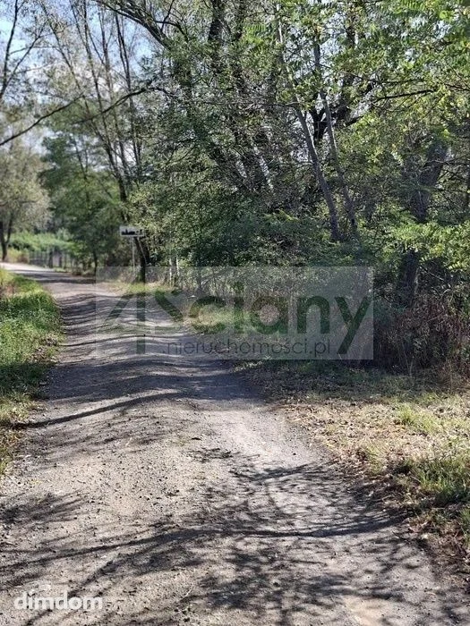 Do sprzedania działka budowlana o powierzchni 2 100 m2, położona w miejscowości Regut gmina Celestynów. Dojazd do działki drogą utwardzoną.
