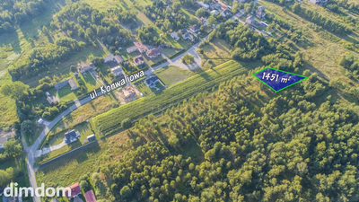 Biuro Nieruchomości Sverum ma w swojej ofercie do sprzedaży działkę o pow.1451m2 przy ulicy Konwaliowej w miejscowości Sobuczyna gmina Poczesna