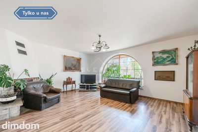 Dom wolnostojący z dużym ogrodem.