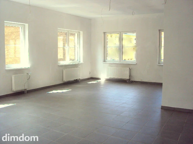 Na wynajem polecam lokal o pow. 180 m2 zlokalizowany 50 m od centrum Wałbrzycha. Stan lokalu deweloperski, zostanie wykończony pod ewentualne sugestie najmującego. - 4