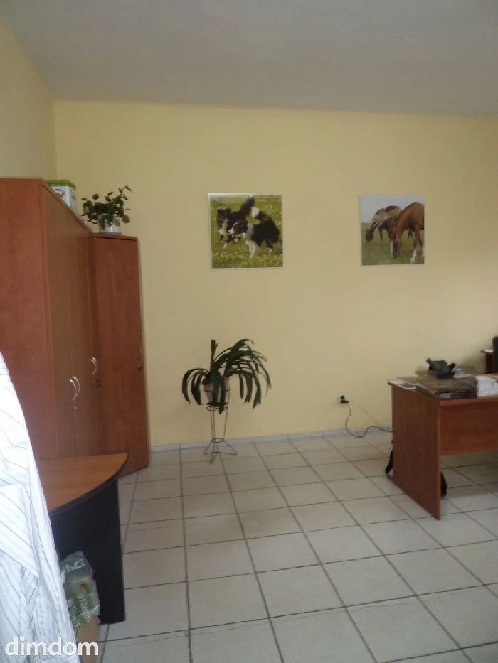 Na sprzedaż grunt wraz z budynkami i urządzeniami stanowiącymi odrębną nieruchomość na tym gruncie. Obiekt trzykondygnacyjny, w którego skład wchodzą pomieszczenia magazynowe, biurowe, produkcyjne, d… - 3