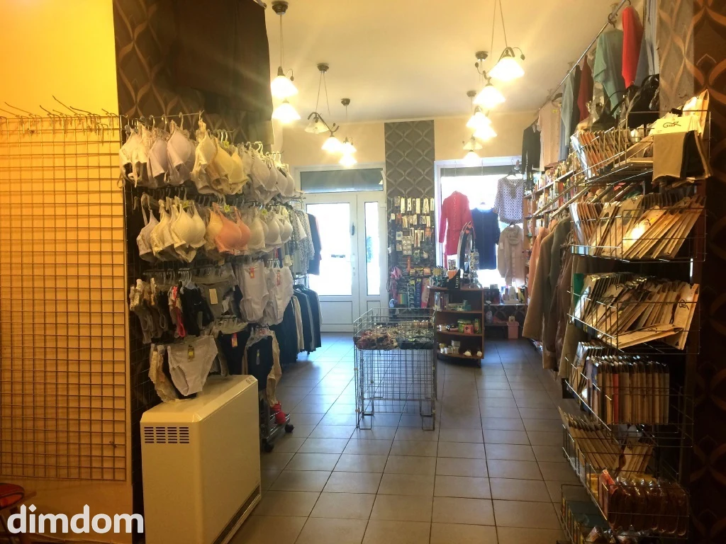 Oferuję do sprzedaży lokal użytkowy usytuowany w samym centrum Boguszowa-Gorc przy urzędzie miejskim. Nieruchomość położona na parterze kamienicy w ciągu głównego ruchu pieszych. Lokal składa się z s… - 92734913.jpg