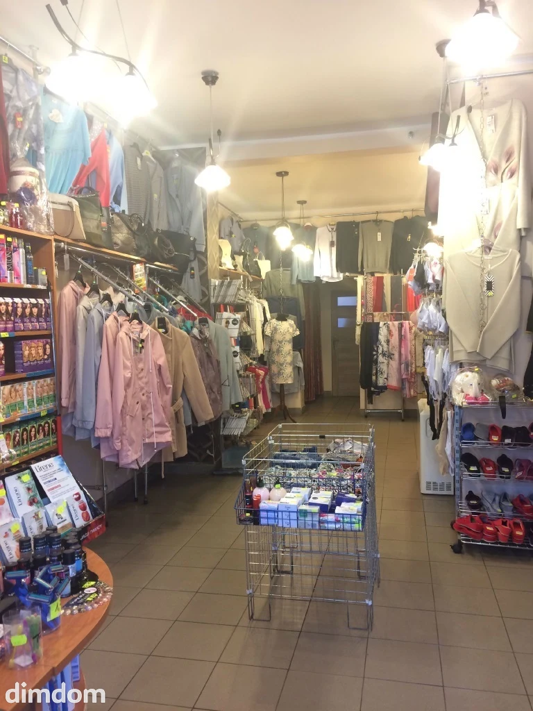 Oferuję do sprzedaży lokal użytkowy usytuowany w samym centrum Boguszowa-Gorc przy urzędzie miejskim. Nieruchomość położona na parterze kamienicy w ciągu głównego ruchu pieszych. Lokal składa się z s… - 4