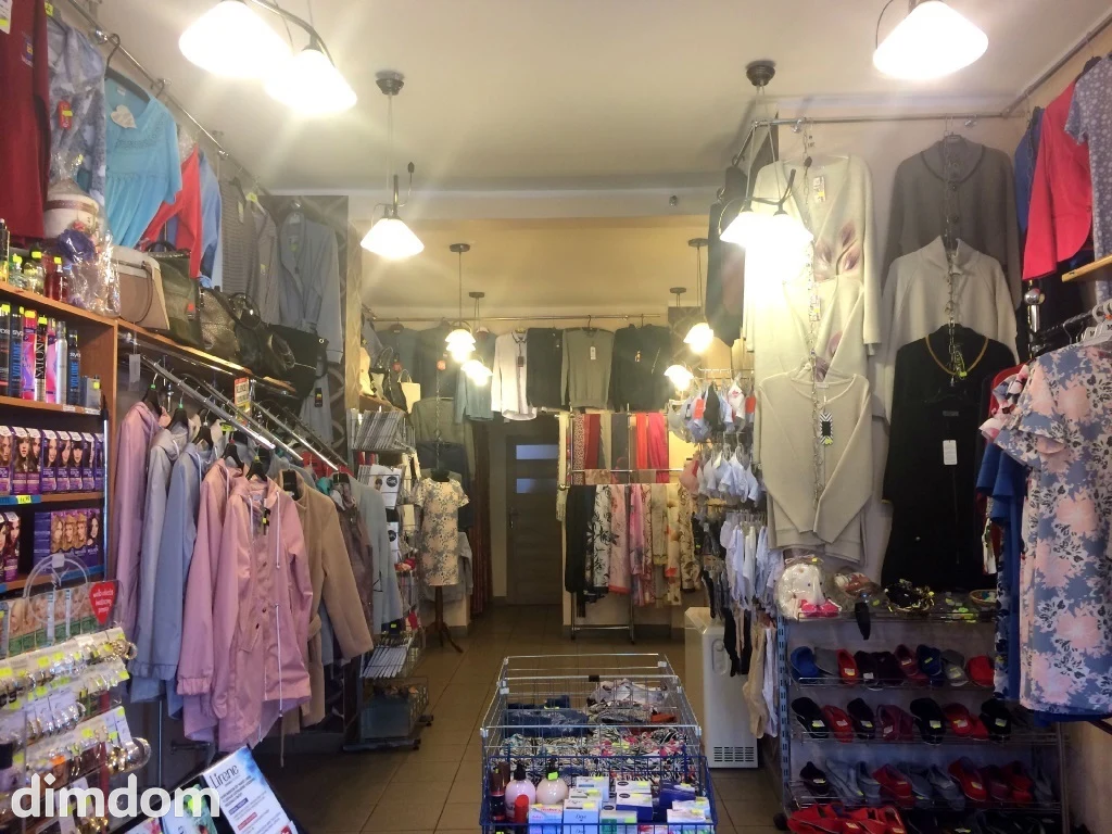 Oferuję do sprzedaży lokal użytkowy usytuowany w samym centrum Boguszowa-Gorc przy urzędzie miejskim. Nieruchomość położona na parterze kamienicy w ciągu głównego ruchu pieszych. Lokal składa się z s… - 2