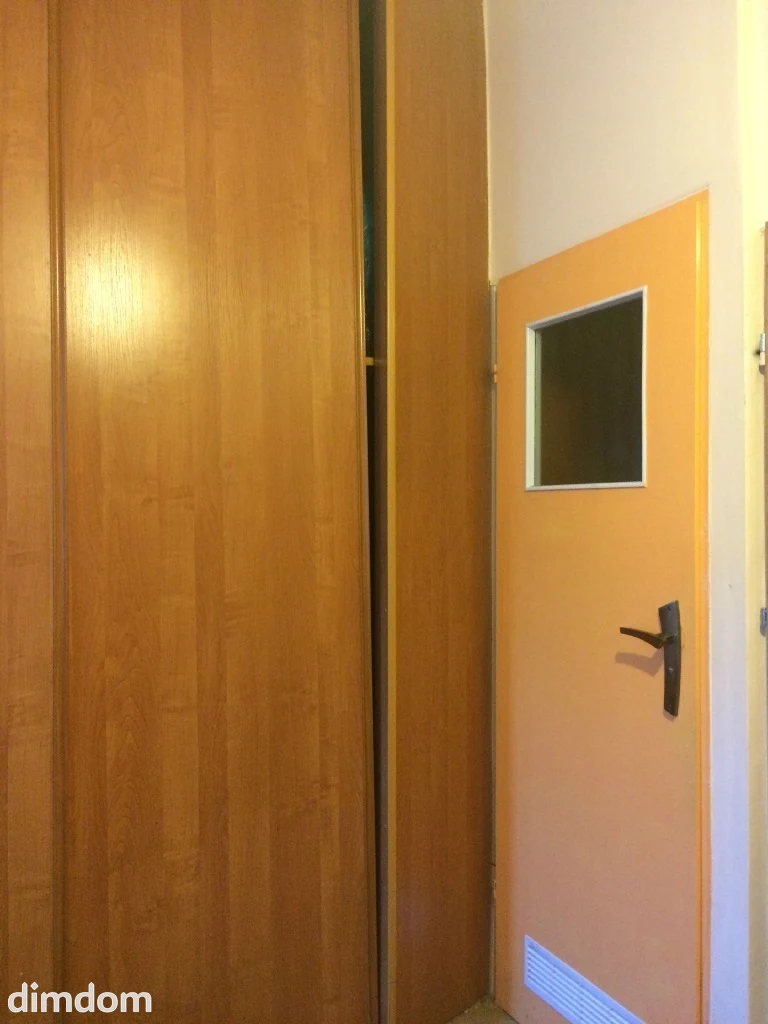 Oferuję do sprzedaży lokal użytkowy usytuowany w samym centrum Boguszowa-Gorc przy urzędzie miejskim. Nieruchomość położona na parterze kamienicy w ciągu głównego ruchu pieszych. Lokal składa się z s… - 3