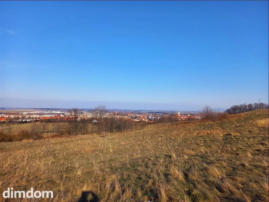 Oferuję do sprzedaży ostatnią działkę budowlaną z bezpośrednim dostępem do drogi gminnej. Działka z pięknym widokiem na panoramę miasta, położona na obrzeżach miasta i w otoczeniu lasu i terenów ziel… - 92736192.jpg