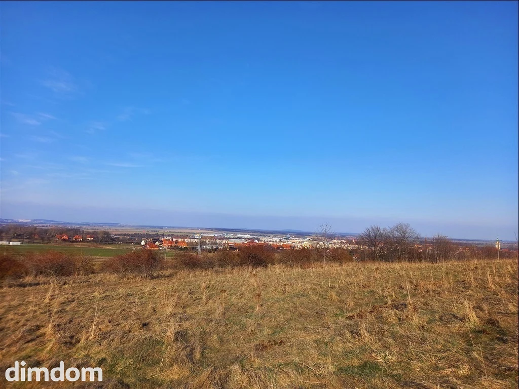 Oferuję do sprzedaży ostatnią działkę budowlaną z bezpośrednim dostępem do drogi gminnej. Działka z pięknym widokiem na panoramę miasta, położona na obrzeżach miasta i w otoczeniu lasu i terenów ziel… - 3