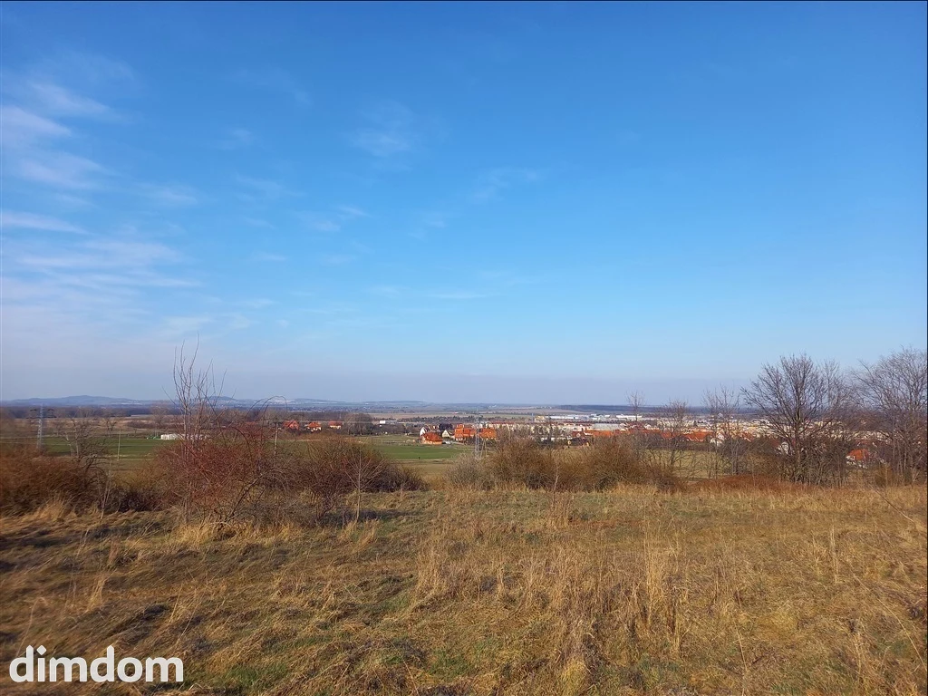 Oferuję do sprzedaży ostatnią działkę budowlaną z bezpośrednim dostępem do drogi gminnej. Działka z pięknym widokiem na panoramę miasta, położona na obrzeżach miasta i w otoczeniu lasu i terenów ziel… - 5
