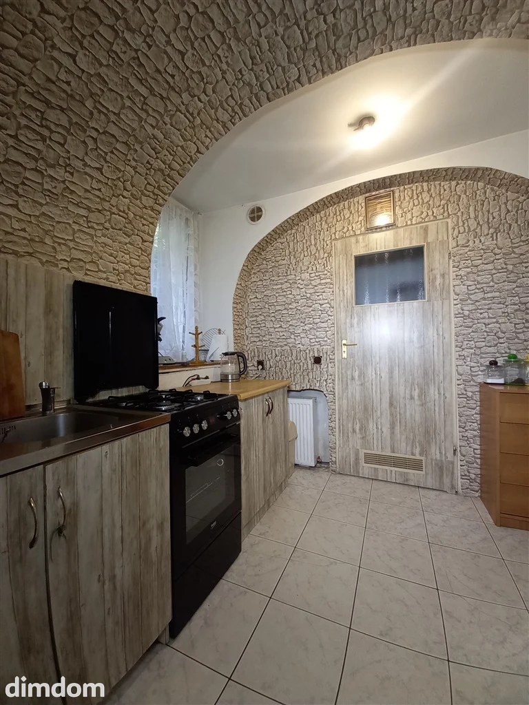 Oferuję do sprzedaży mieszkanie w centrum Boguszowa-Gorc, położone nieopodal samego Rynku. Na powierzchnię mieszkalną 29,60 m2 składają się przestronny pokój, kuchnia oraz łazienka wraz z toaletą. Og… - 4