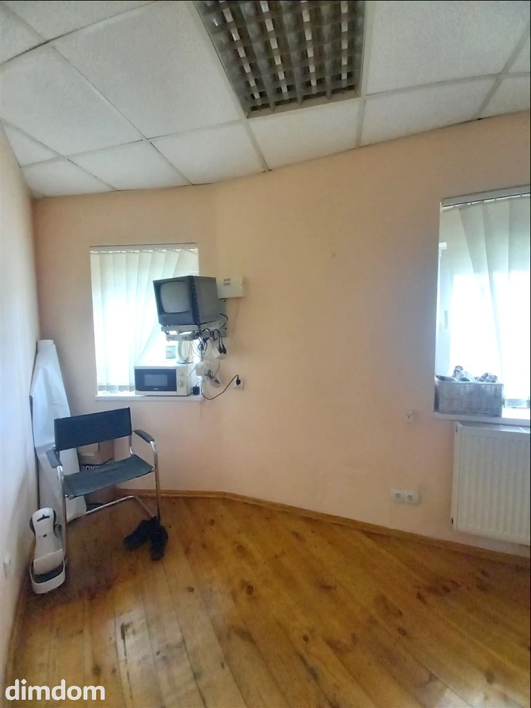 Oferuję do sprzedaży przestronny lokal użytkowy w dogodnym punkcie komunikacyjnym, usytuowany na pograniczu Śródmieścia i Nowego Miasta. Na powierzchnię lokalu składa się główna sala sprzedaży, liczą… - 2