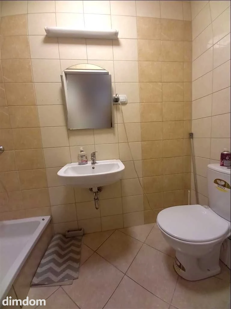 Oferuję do sprzedaży przestronny lokal użytkowy w dogodnym punkcie komunikacyjnym, usytuowany na pograniczu Śródmieścia i Nowego Miasta. Na powierzchnię lokalu składa się główna sala sprzedaży, liczą… - 4