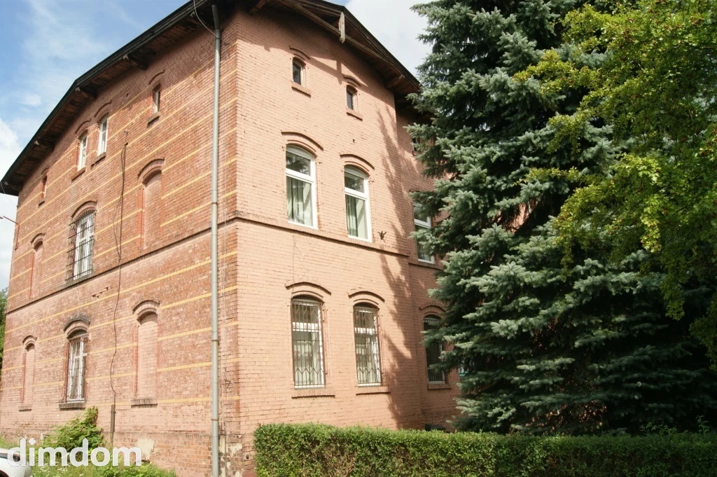 Dwukondygnacyjny budynek  z użytkowym poddaszem, podpiwniczony, o powierzchni całkowitej 741 m2 (bez powierzchni piwnic), posadowiony na działce 2033 m2. - 92745306.jpg