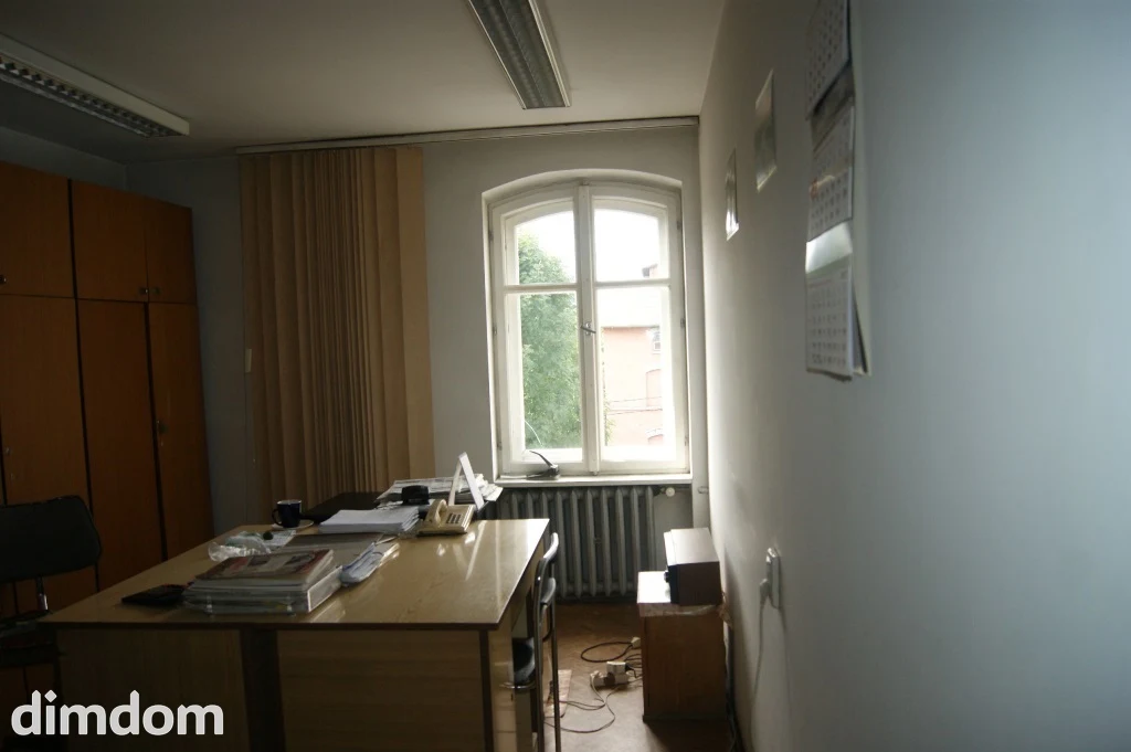 Dwukondygnacyjny budynek  z użytkowym poddaszem, podpiwniczony, o powierzchni całkowitej 741 m2 (bez powierzchni piwnic), posadowiony na działce 2033 m2. - 2