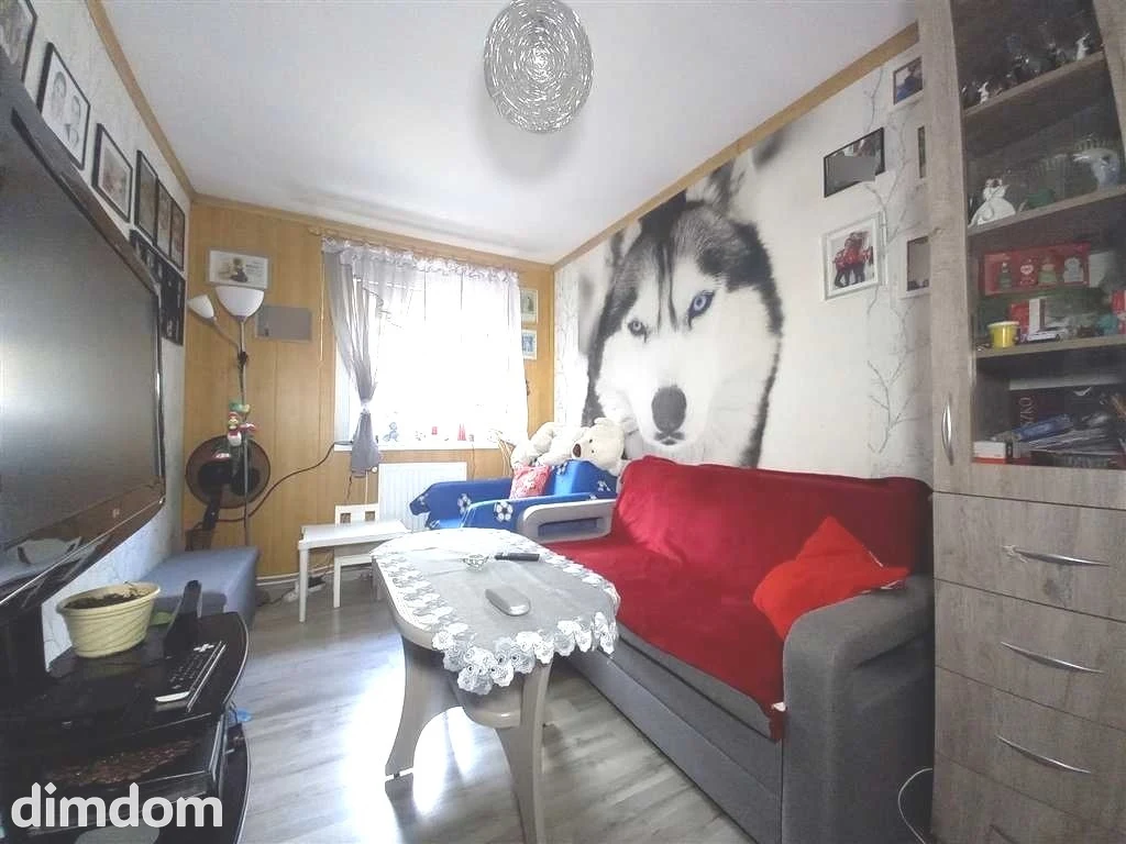 Oferuję do sprzedaży mieszkanie położone na I piętrze kilkurodzinnego budynku w spokojnym zakątku Mieroszowa. Na powierzchnię mieszkalną: 42,40 m2 składają się: pokój dzienny, kuchnia, łazienka z toa… - 94837606.jpg